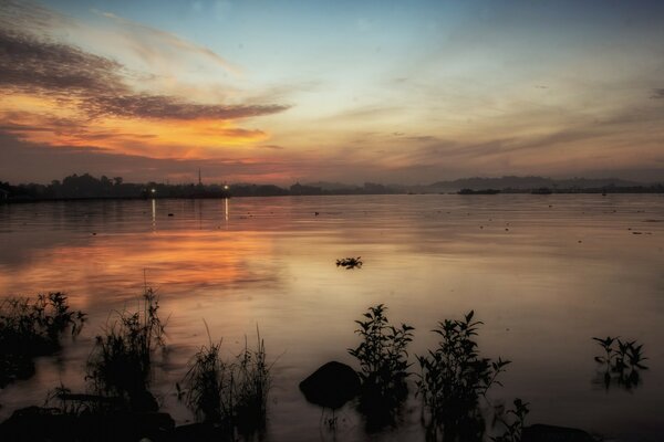 Amanecer sobre el paisaje del lago brumoso