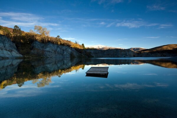 Reflejo del cielo en un lago de montaña