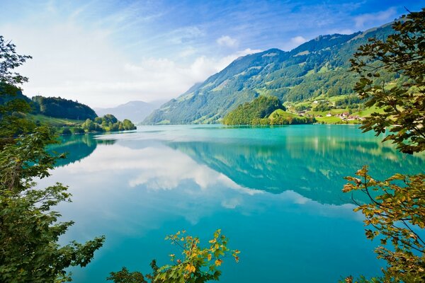 Azurblauer See im grünen Bergtal