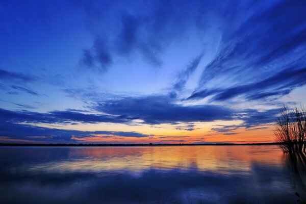 Miscelazione di colori vivaci. Tramonto sul lago