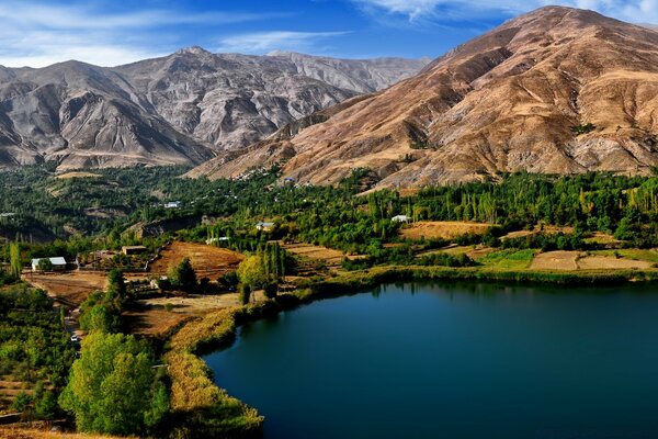 Gölün yanındaki dağlarda küçük bir yerleşim yeri