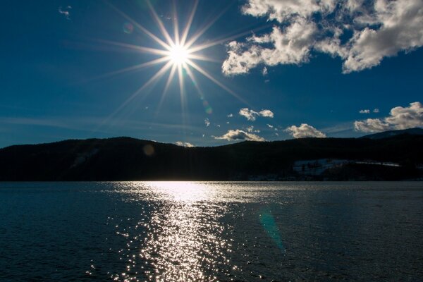 Am Nachmittag Sonne am See