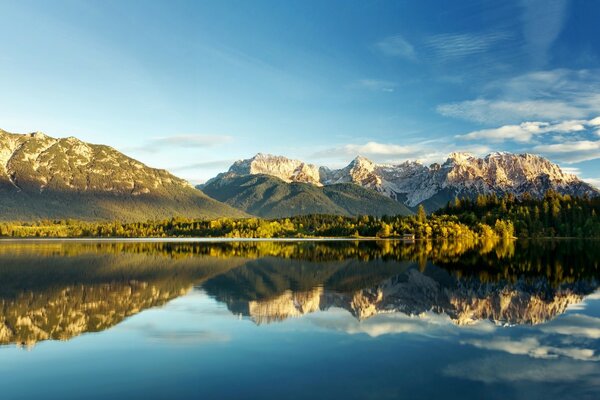 Reflet du paysage de montagne dans l eau