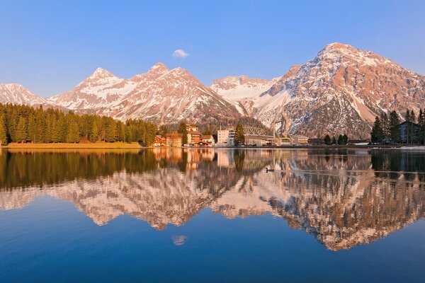 Reflexão das montanhas na superfície do lago dia de Inverno