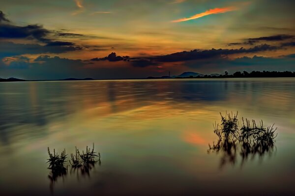 Hermoso orden se refleja en el lago