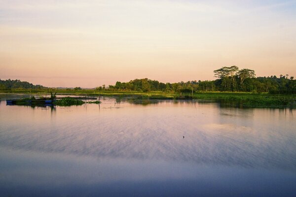 Flusslandschaft. Reflexion des Himmels im Wasser