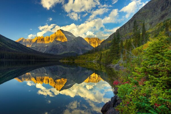 Hermoso paisaje de montañas junto al lago