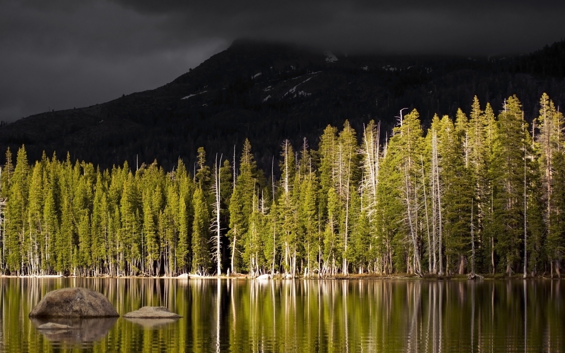 montañas madera naturaleza paisaje al aire libre lago agua árbol otoño escénico montañas reflexión salvaje coníferas cielo amanecer luz del día sangre fría hoja