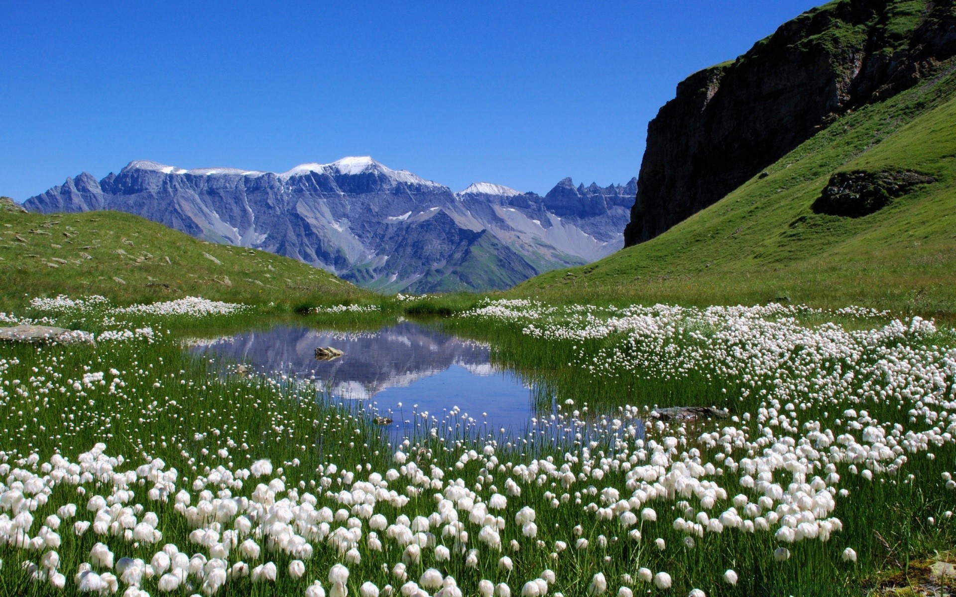 berge berge landschaft tal im freien heuhaufen schnee natur reisen landschaftlich gras hügel himmel sommer