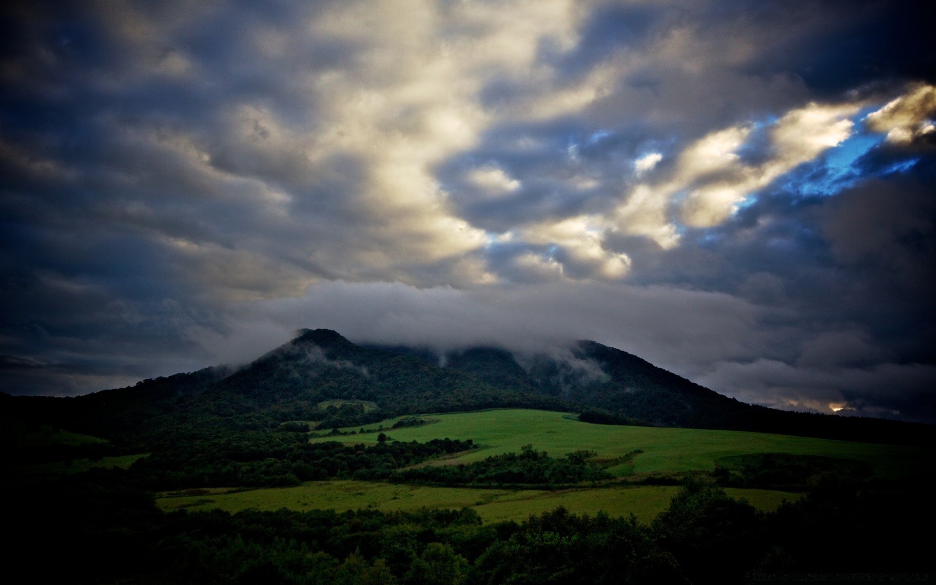 montagnes montagnes paysage ciel nature tempête en plein air voyage coucher de soleil pluie aube brouillard volcan lumière du jour dramatique nuage arbre