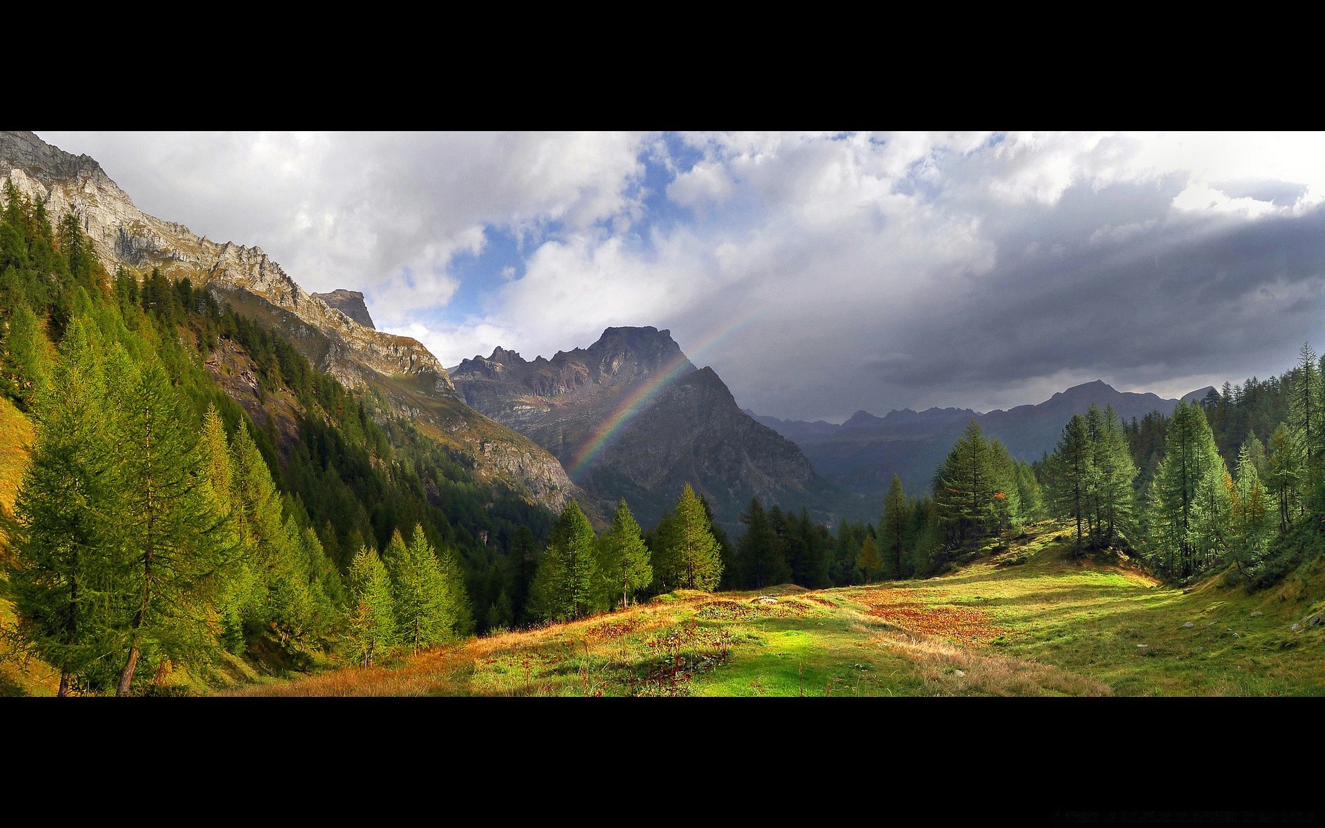 montagnes paysage montagnes nature ciel vallée bois pic de montagne bois voyage herbe paysage colline scénique nuage à l extérieur été belle spectacle rock automne