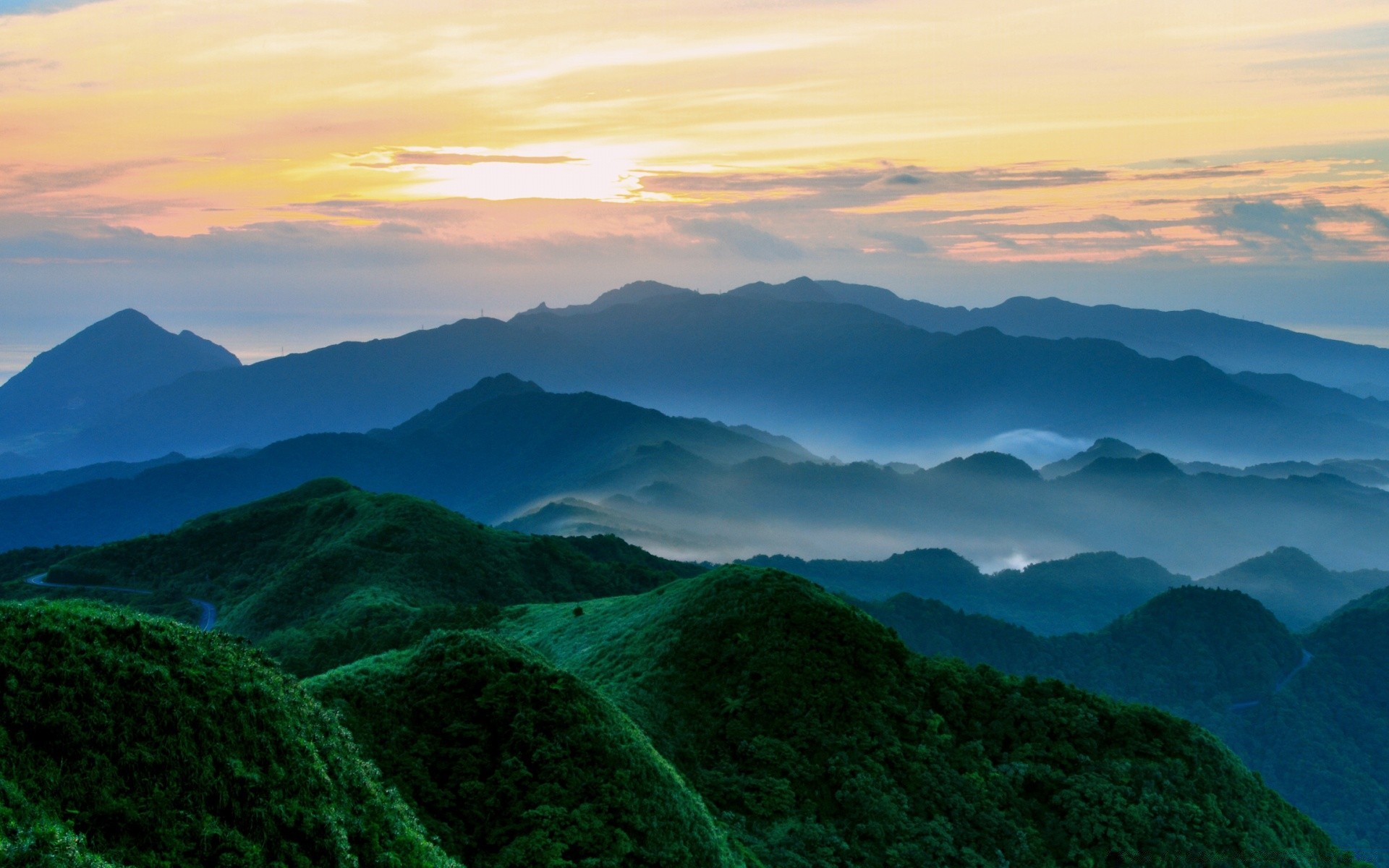 berge berge landschaft reisen nebel dämmerung sonnenuntergang natur nebel abend im freien himmel