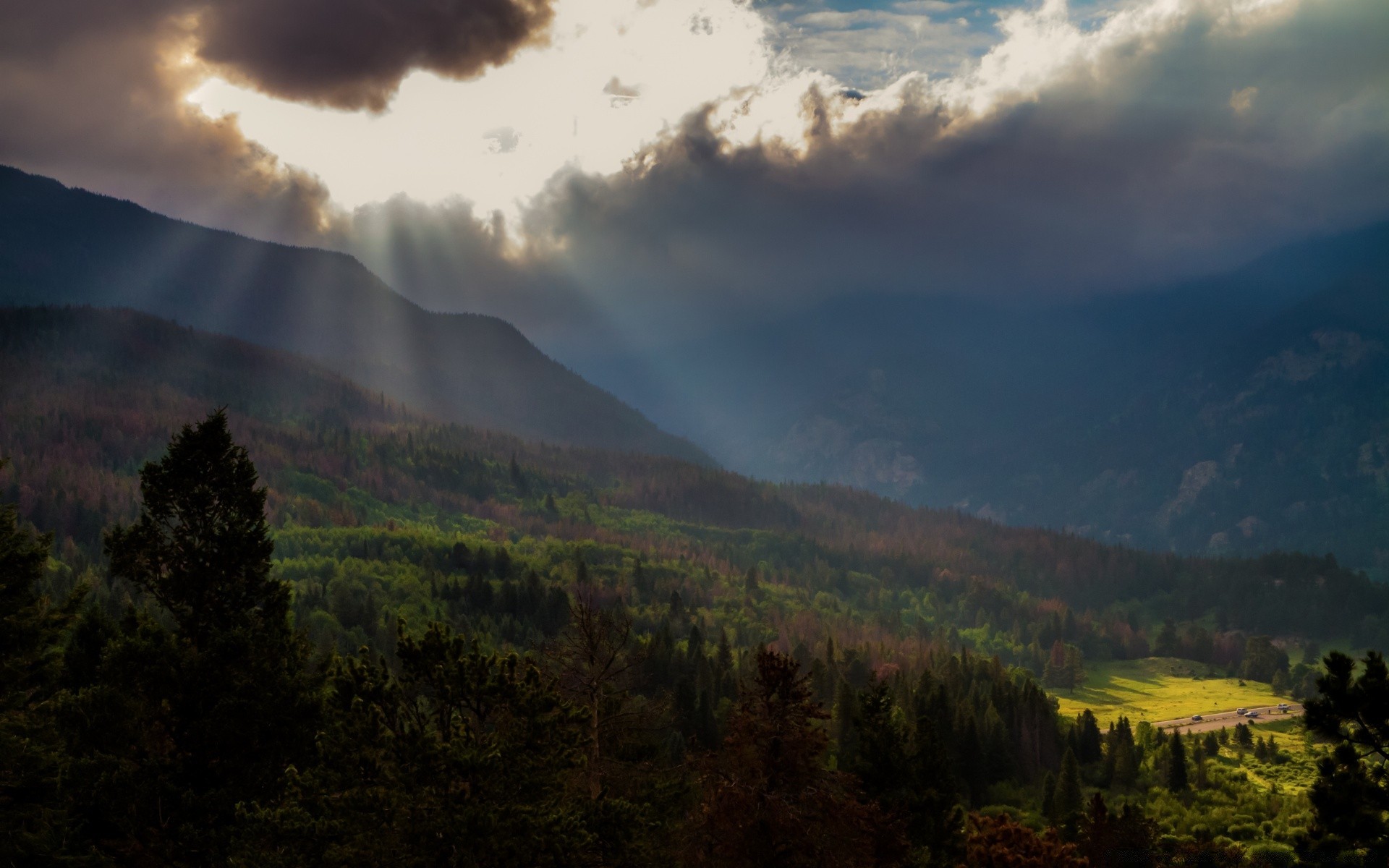 montagnes brouillard montagnes brouillard voyage nature paysage coucher de soleil ciel aube à l extérieur bois bois pluie eau volcan