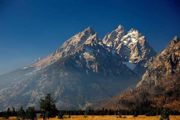 Berge, die in der Sonne mit Schnee bedeckt sind