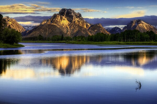 Die Berge spiegeln sich im blauen See wider