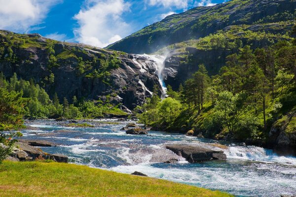 Der Fluss fließt in der Nähe der hohen Berge