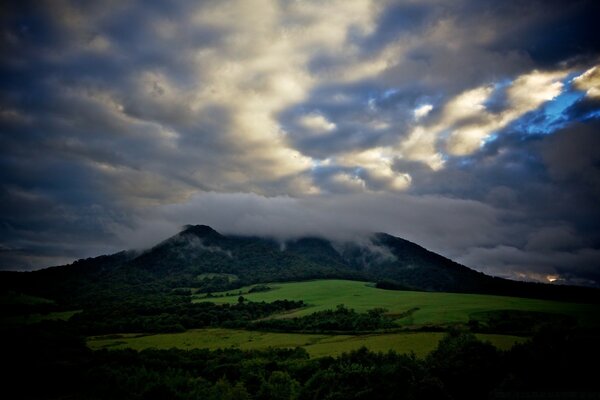 Malerischer Himmel im Bergtal