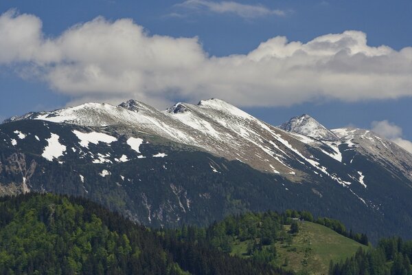 Berge über dem Himmel. Schnee