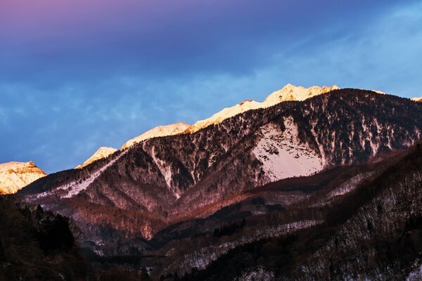 Paisagem de montanha em um dia de Inverno