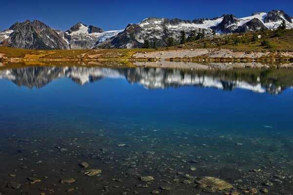 Schöne Landschaft. Die Berge spiegeln sich im See wider