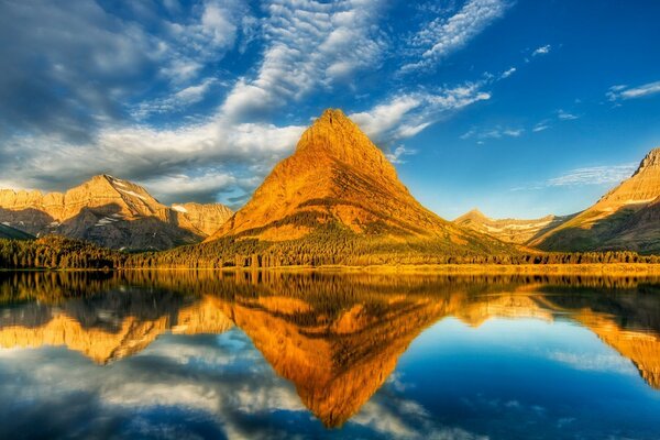 Rivière miroir. Aube. Paysage 