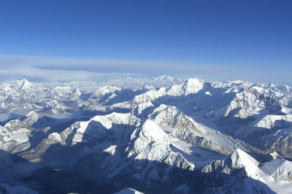 Das Bergmassiv ist mit Schnee bedeckt