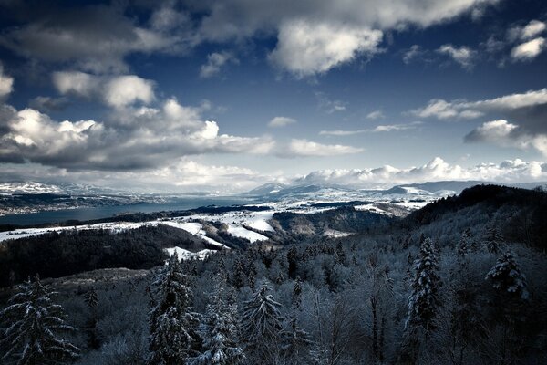 Blau in den Bergen. Winter und Schnee