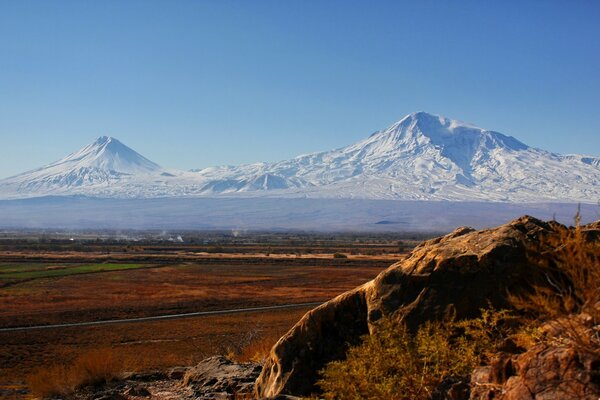 Volcanes dormidos cubiertos de nieve