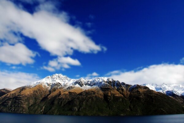 Paisaje de montaña y cielo azul