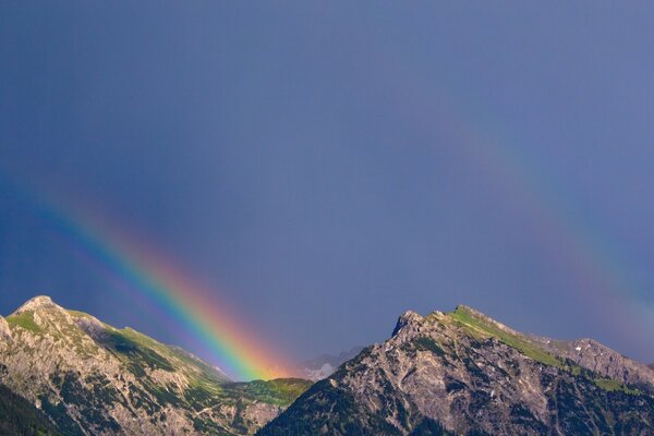 Deux arcs-en-ciel sur fond de montagnes