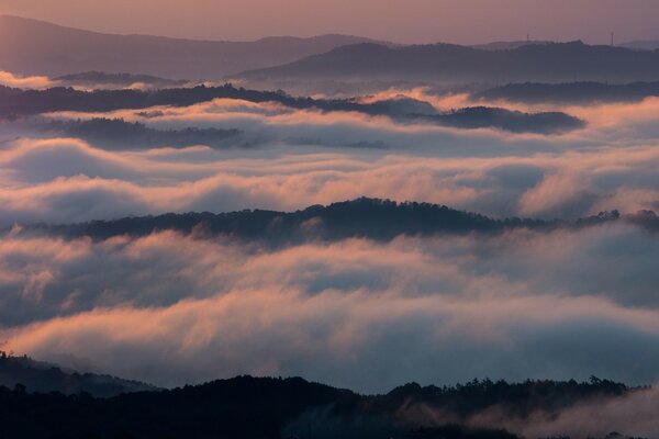 Nebel überzieht die Berggipfel