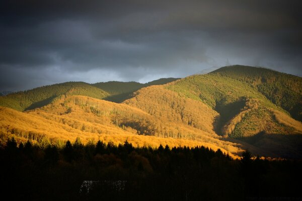 Die Sonne erhellte die Berge mit gelbem Licht