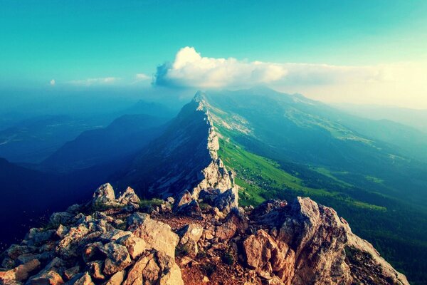 Vue sur les montagnes des deux côtés et le ciel