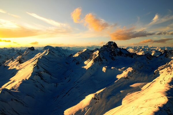 Invierno en las montañas. Paisaje. Atardecer