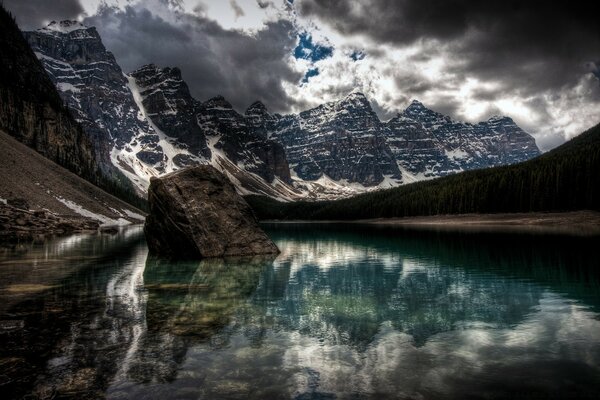 Bellissimo paesaggio sul lago e sulle montagne