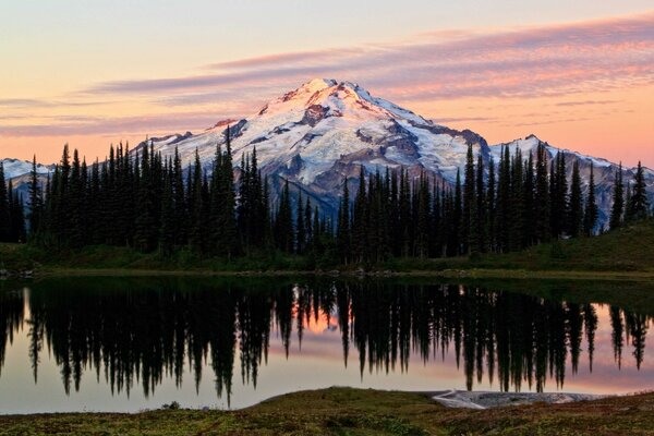 Dietro il lago c è una foresta e dietro la foresta c è una montagna