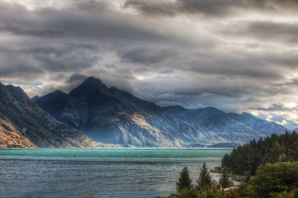 Lago turquesa y montañas