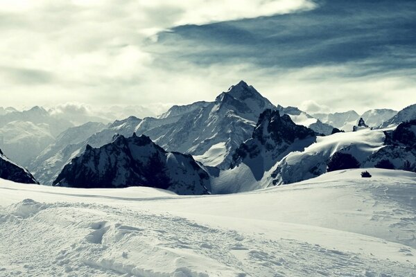 Montagne nella neve bianca in inverno