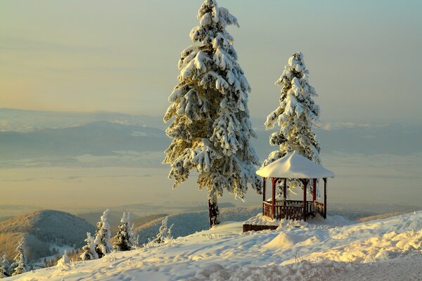 Gazebo na encosta no inverno. Montanha