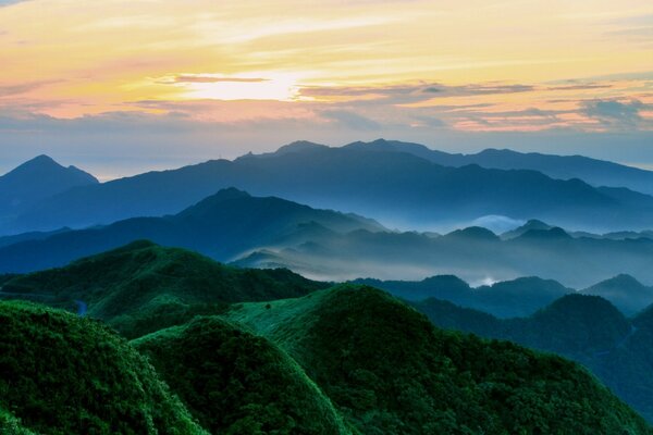 黎明在山上。 旅行。 桌面屏幕保护程序