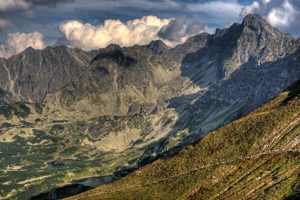 Hohe, schöne felsige Berge