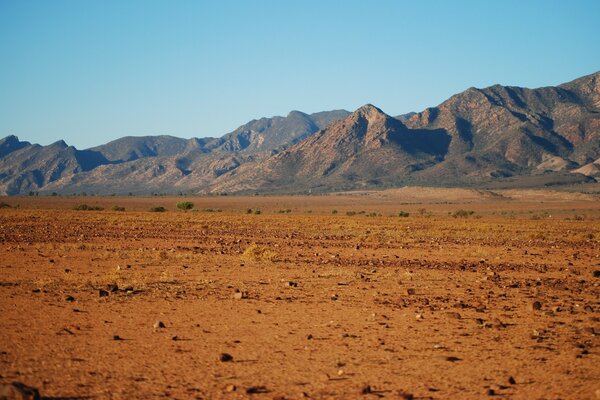 Catena montuosa e terra secca