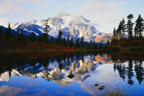 Le montagne innevate si riflettono nel lago