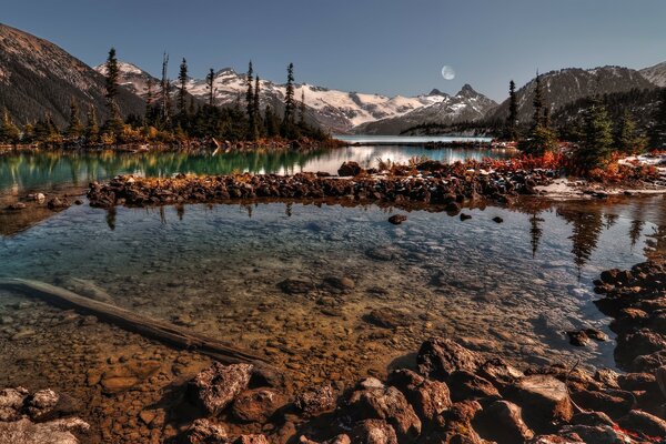 Paysage d automne du réservoir sur fond de montagnes