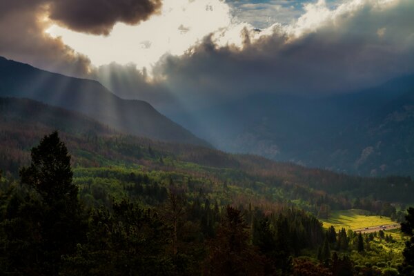 La vallée est éclairée par le soleil