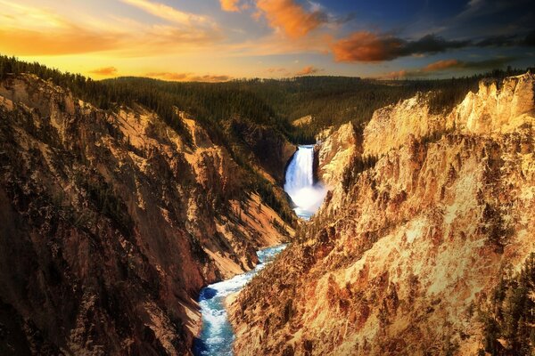 Schöner Wasserfall umgeben von Bergen