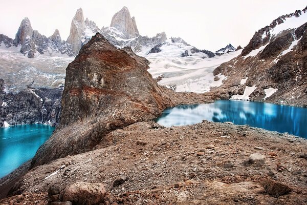 Fiume in montagna tra la neve