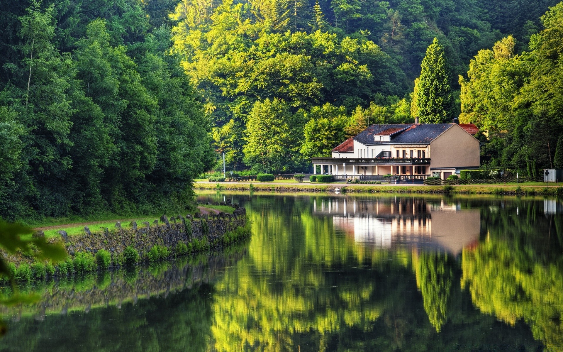 河流 池塘和溪流 池塘和溪流 木材 木材 自然 户外 水 景观 旅游 风景 夏季 房屋 湖泊 河流 日光 乡村 树叶