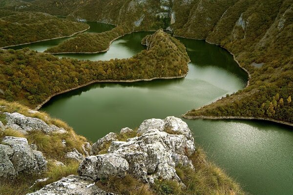 Paisagem de um rio de montanha sinuoso