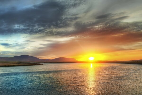 Fiume tranquillo al tramonto